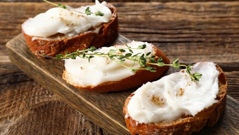 Sărbătorile românilor, pline de nostalgie. Cât au plătit pentru o felie de pâine cu untură la târgul de Crăciun