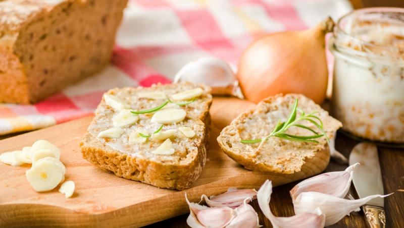 Sărbătorile românilor, pline de nostalgie. Cât au plătit pentru o felie de pâine cu untură la târgul de Crăciun