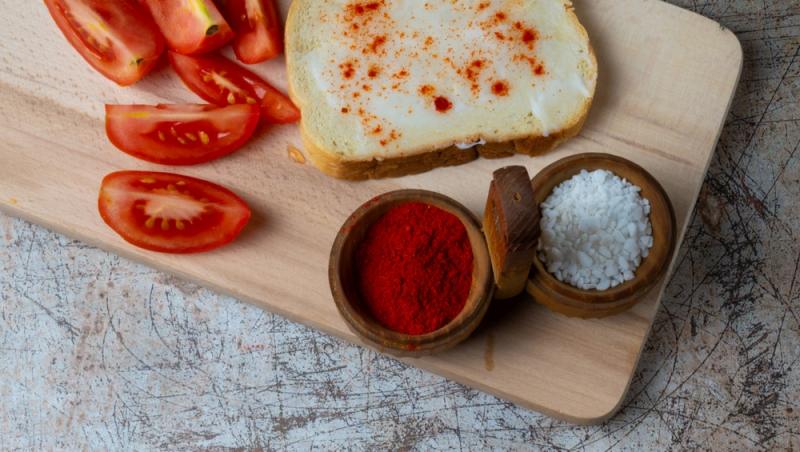 Sărbătorile românilor, pline de nostalgie. Cât au plătit pentru o felie de pâine cu untură la târgul de Crăciun