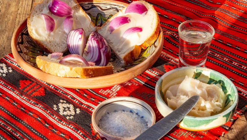 Sărbătorile românilor, pline de nostalgie. Cât au plătit pentru o felie de pâine cu untură la târgul de Crăciun