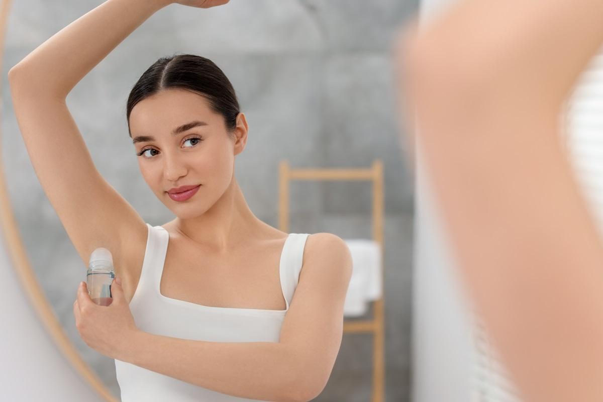 Care e diferența dintre deodorant și antiperspirant. Experții au dezvăluit adevărul