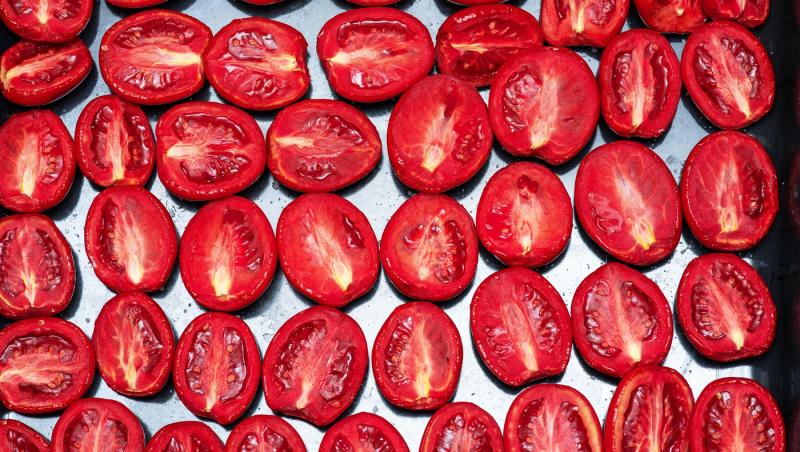 Desertul cu roșii pe care nu știai că vrei să îl încerci. Cât de savuros este și cum se prepară pentru cel mai bun gust