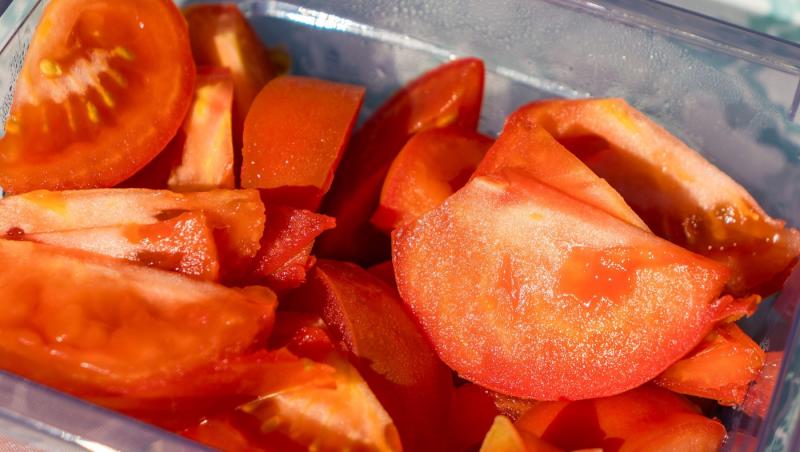 Desertul cu roșii pe care nu știai că vrei să îl încerci. Cât de savuros este și cum se prepară pentru cel mai bun gust