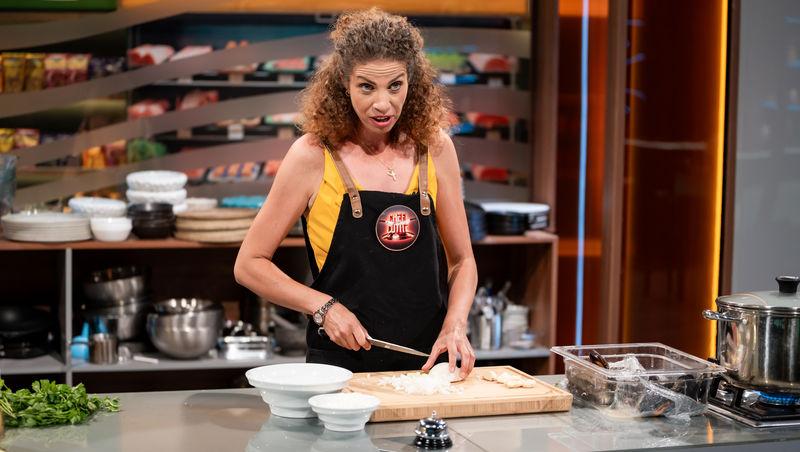 Chefi la cuțite, 2 decembrie 2025. Coralia Florescu a emoționat jurații cu povestea ei de viață. Prin ce a putut să treacă tânăra