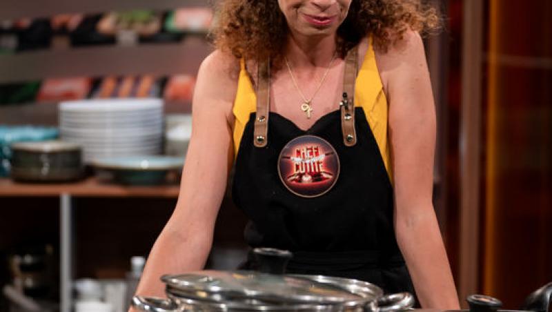 Chefi la cuțite, 2 decembrie 2025. Coralia Florescu a emoționat jurații cu povestea ei de viață. Prin ce a putut să treacă tânăra