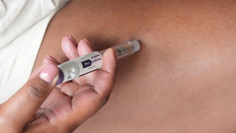 Medicii trag semnale de alarmă de sărbători pentru cei care folosesc injecții de slăbit. Ce avertizează în privința alcoolului