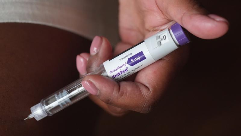 Medicii trag semnale de alarmă de sărbători pentru cei care folosesc injecții de slăbit. Ce avertizează în privința alcoolului