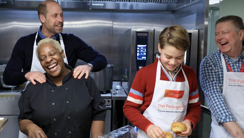 poza cu printul william, george si angajatii unei organizatii caritabile