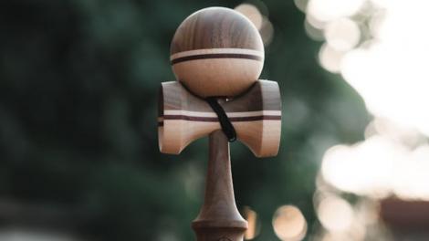 (P) M&acirc;na sigură și ochiul atent: cum transformă kendama timpul liber &icirc;ntr-un ritual plăcut