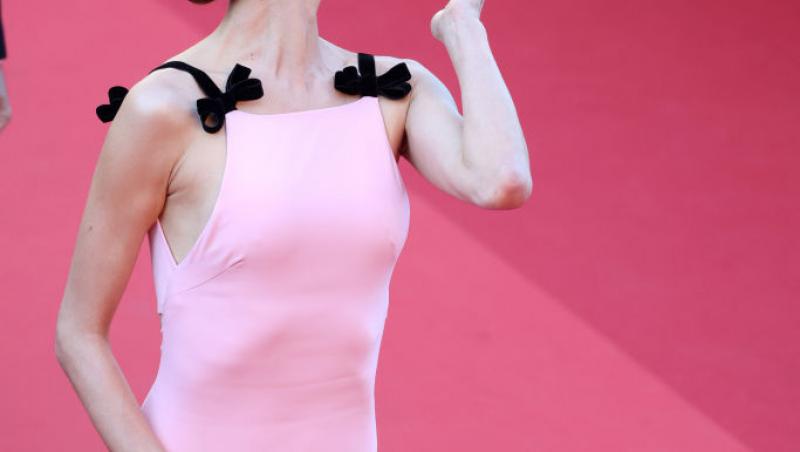 Crăciunița sexy! Cine este vedeta care a ieșit în fustă mini la zăpadă