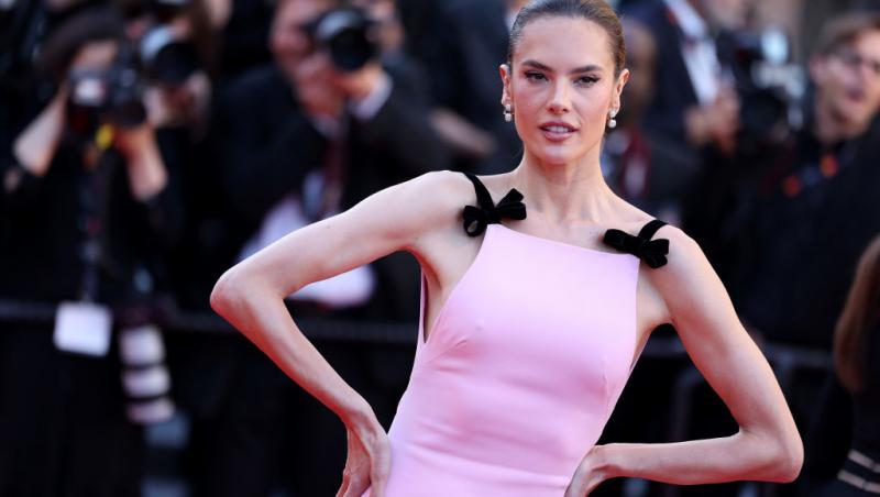 Crăciunița sexy! Cine este vedeta care a ieșit în fustă mini la zăpadă