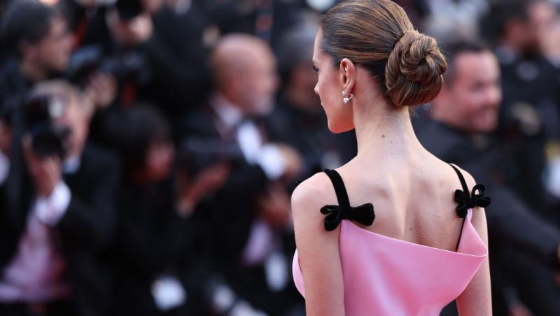 Crăciunița sexy! Cine este vedeta care a ieșit în fustă mini la zăpadă