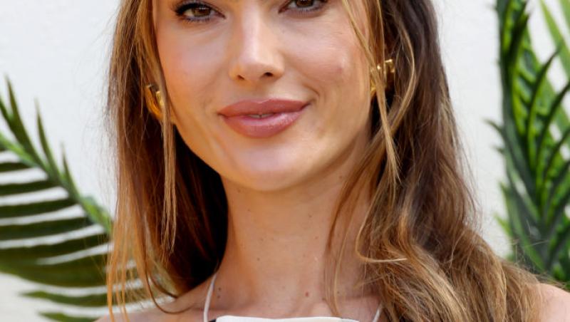 Crăciunița sexy! Cine este vedeta care a ieșit în fustă mini la zăpadă