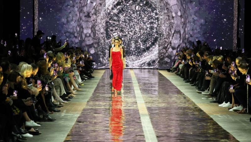 Crăciunița sexy! Cine este vedeta care a ieșit în fustă mini la zăpadă