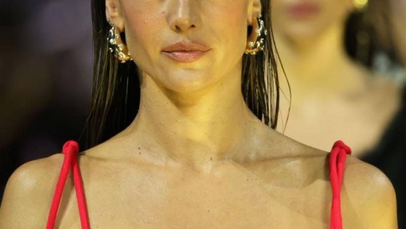 Crăciunița sexy! Cine este vedeta care a ieșit în fustă mini la zăpadă