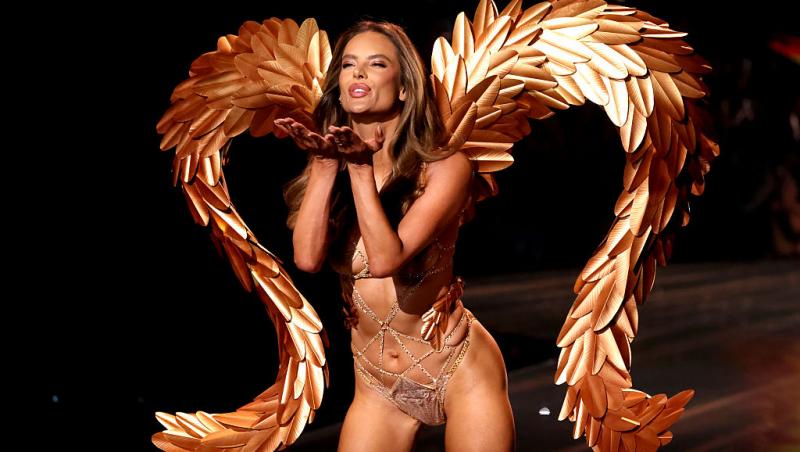 Crăciunița sexy! Cine este vedeta care a ieșit în fustă mini la zăpadă