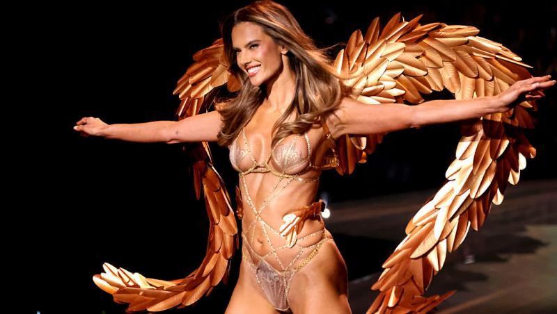 Crăciunița sexy! Cine este vedeta care a ieșit în fustă mini la zăpadă