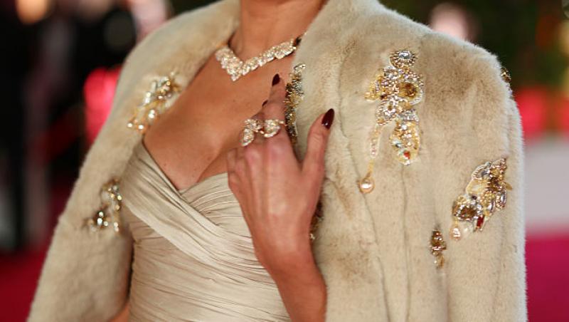 Crăciunița sexy! Cine este vedeta care a ieșit în fustă mini la zăpadă