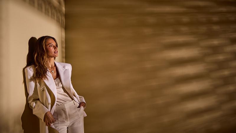 Crăciunița sexy! Cine este vedeta care a ieșit în fustă mini la zăpadă