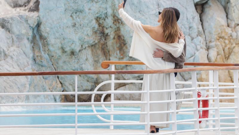 Crăciunița sexy! Cine este vedeta care a ieșit în fustă mini la zăpadă