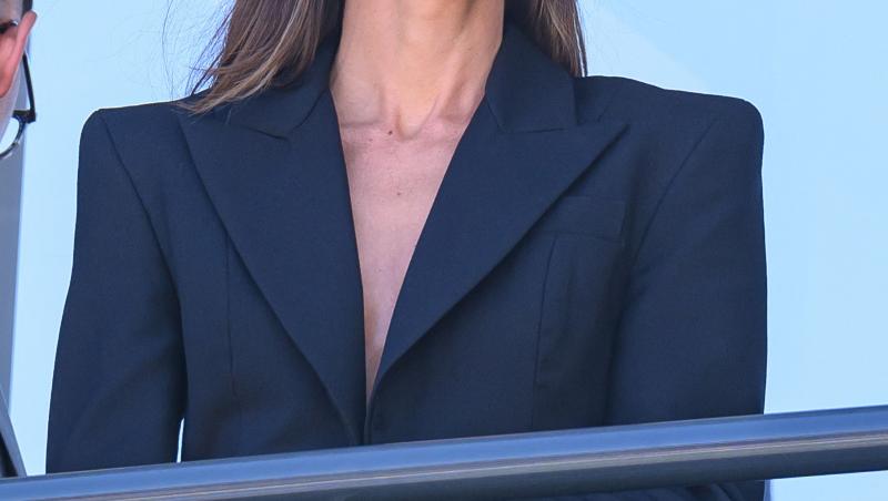 Crăciunița sexy! Cine este vedeta care a ieșit în fustă mini la zăpadă