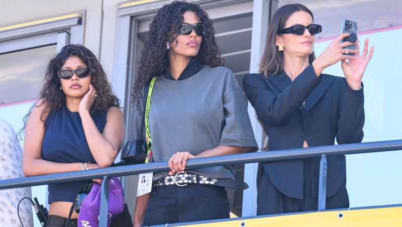 Crăciunița sexy! Cine este vedeta care a ieșit în fustă mini la zăpadă