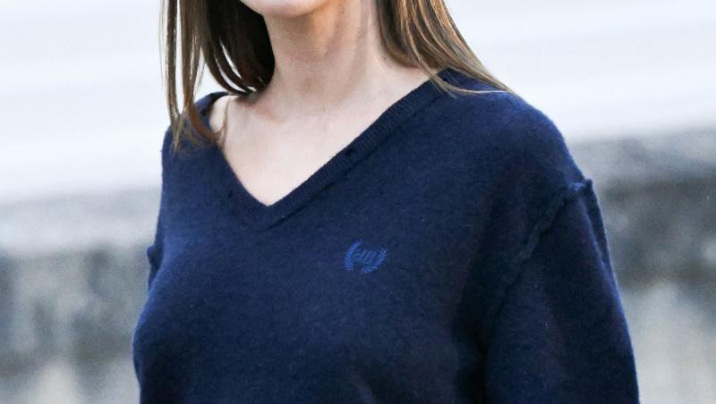 Crăciunița sexy! Cine este vedeta care a ieșit în fustă mini la zăpadă