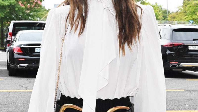 Crăciunița sexy! Cine este vedeta care a ieșit în fustă mini la zăpadă