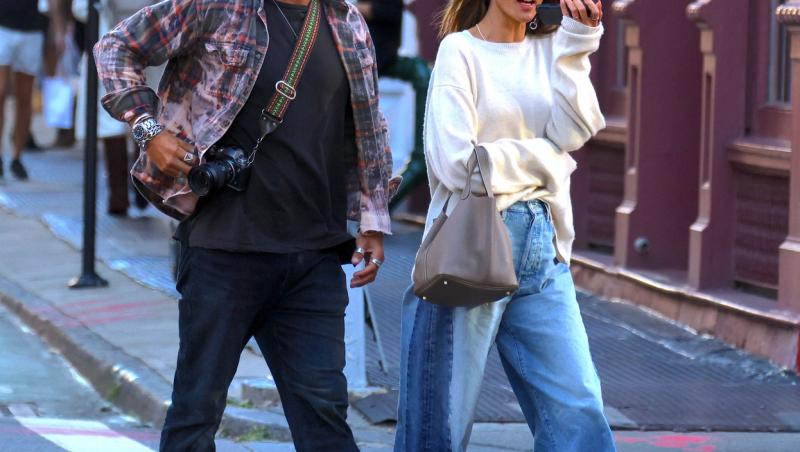 Crăciunița sexy! Cine este vedeta care a ieșit în fustă mini la zăpadă