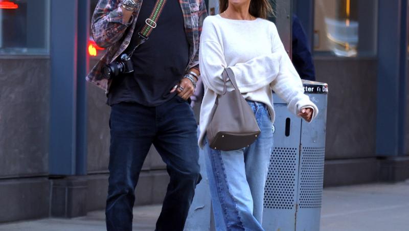 Crăciunița sexy! Cine este vedeta care a ieșit în fustă mini la zăpadă