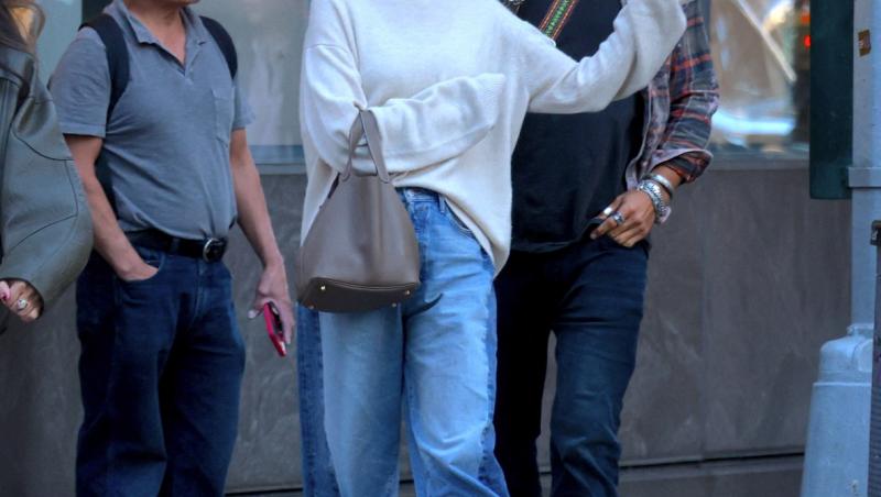 Crăciunița sexy! Cine este vedeta care a ieșit în fustă mini la zăpadă