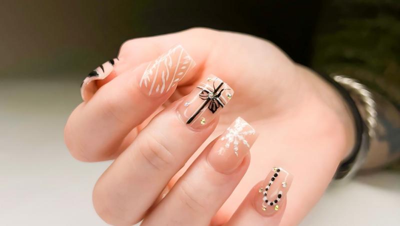 Modele unghii de Crăciun 2025