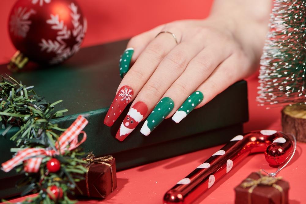 Modele unghii de Crăciun 2025