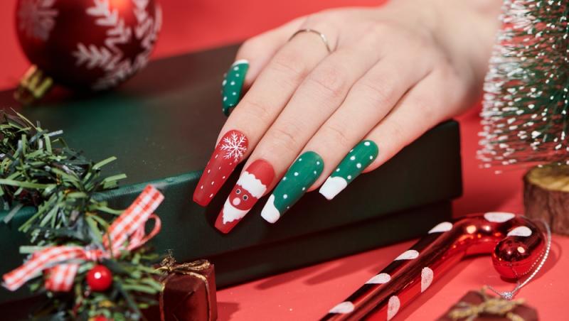 Modele unghii de Crăciun 2025