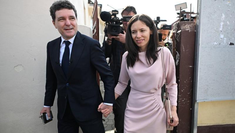 Crăciun la Cotroceni: Nicușor Dan și familia au întâmpinat colindătorii. Imagini adorabile cu mezinul Președintelui României