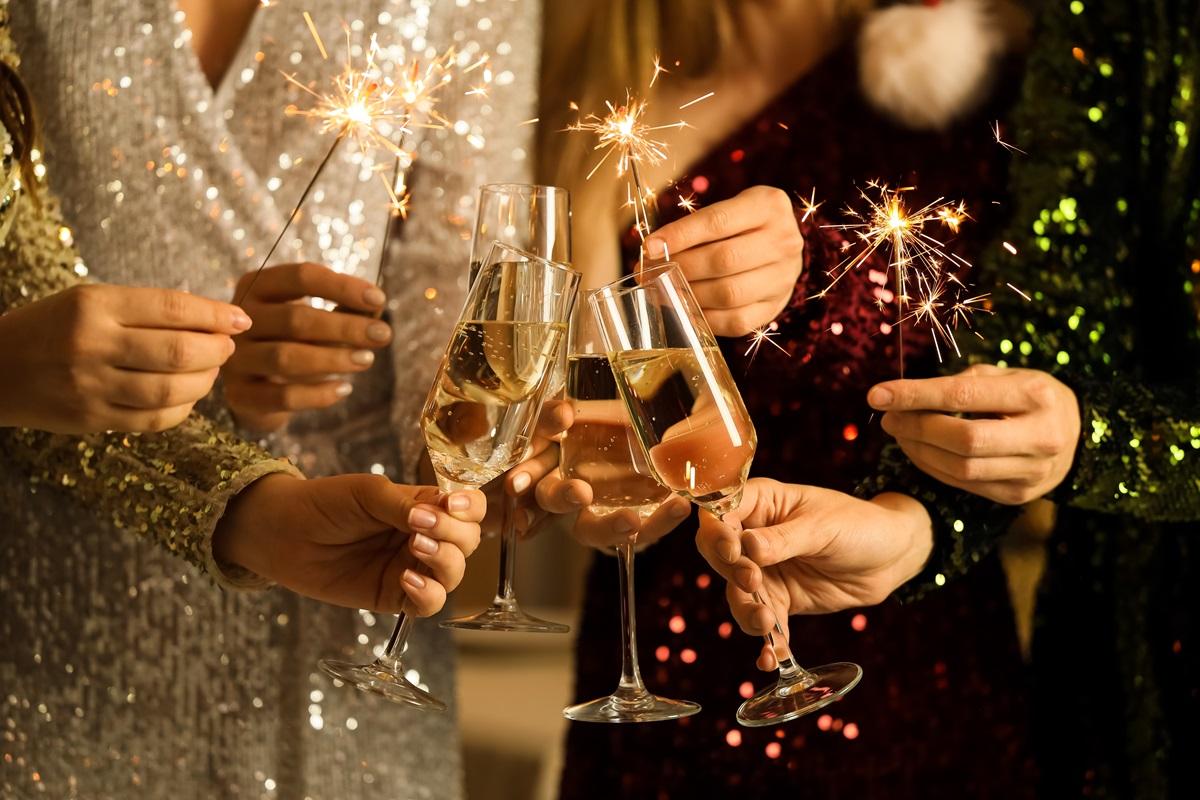 Tradiții neobișnuite de Revelion din &icirc;ntreaga lume. &Icirc;n ce țară se aruncă mobilă pe geam