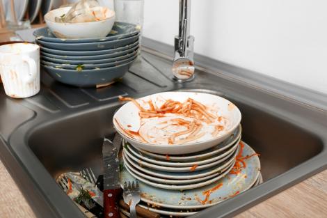 De ce nu trebuie să &icirc;ți lași vasele murdare la &icirc;nmuiat peste noapte. Riscul la care te expui