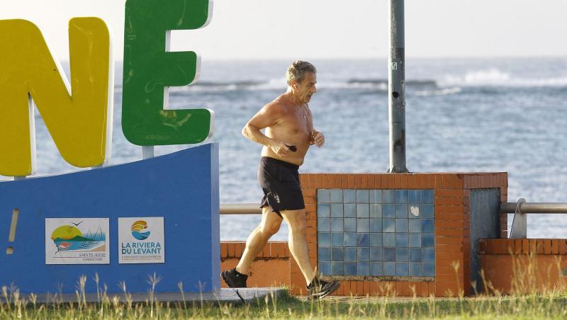 Nicolas Sarkozy, la bustul gol. Unde și-a petrecut Crăciunul fostul președinte al Franței după eliberarea din închisoare