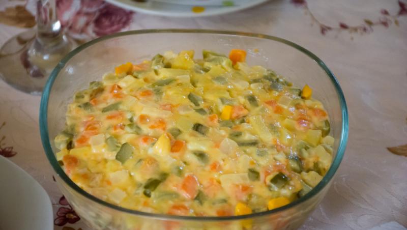 După câte zile se aruncă salata boeuf. Cât ar trebui să stea la frigider