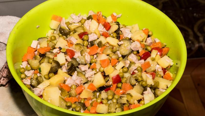 După câte zile se aruncă salata boeuf. Cât ar trebui să stea la frigider