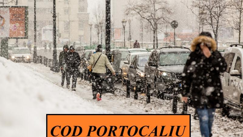 Persoane care merg pe stradă prin ninsoare, &icirc;nconjurate de zăpadă