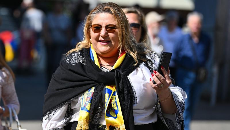 Cât costă cojocul ciobănesc purtat de Diana Șoșoacă de Ziua Națională a României. Ce verdict i-au dat stiliștii