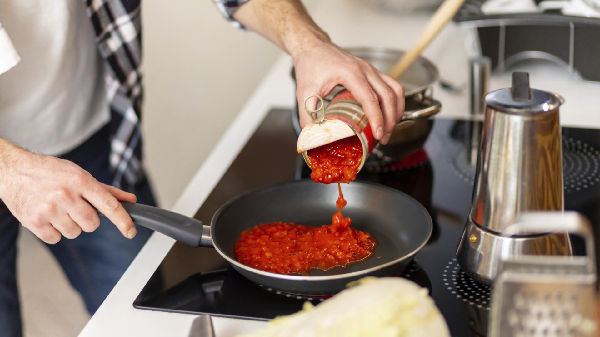 Rețeta pentru un sos de roșii delicios gata &icirc;n 5 minute. Care este ingredientul minune care dă cel mai bun gust