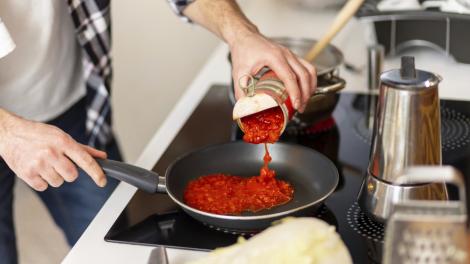 Rețeta pentru un sos de roșii delicios gata în 5 minute. Care este ingredientul minune care dă cel mai bun gust