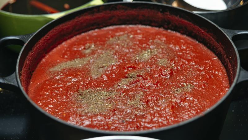 Rețeta pentru un sos de roșii delicios gata în 5 minute. Care este ingredientul minune care dă cel mai bun gust