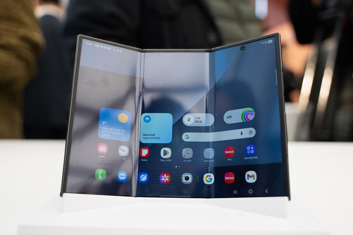 Samsung a dezvăluit Galaxy Z TriFold. Cât costă și ce specificații tehnice are noul smartphone pliabil