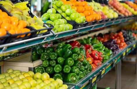 „Duzina murdară” de fructe și legume din supermarketuri. De ce pot fi periculoase