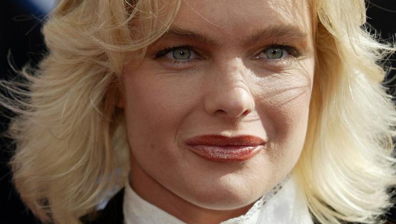 A jucat în „Baywatch” și a făcut furori cu trupul său. Cum arată acum Erika Eleniak. Este plină de tatuaje și cu greu o recunoști