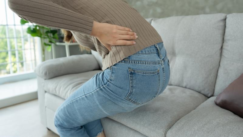 femeie cu durere de spate