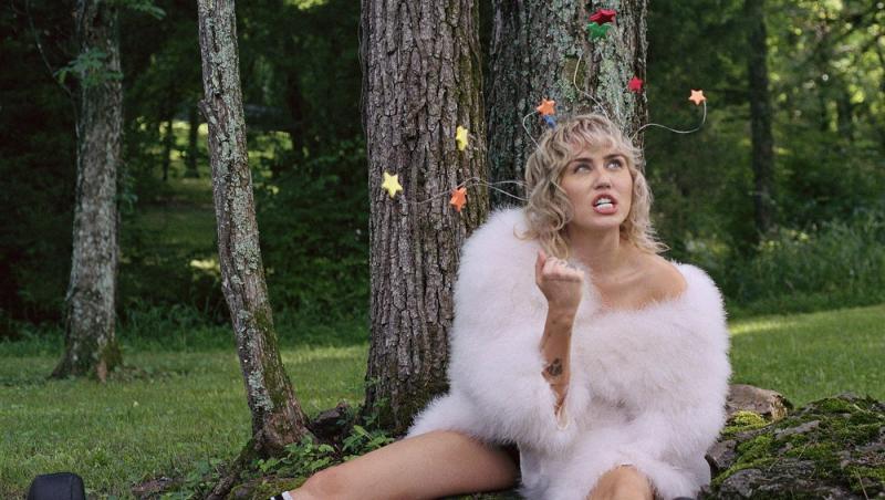 Miley Cyrus și iubitul ei s-au logodit după 4 ani de relație. Ce diferență de vârstă este între ei